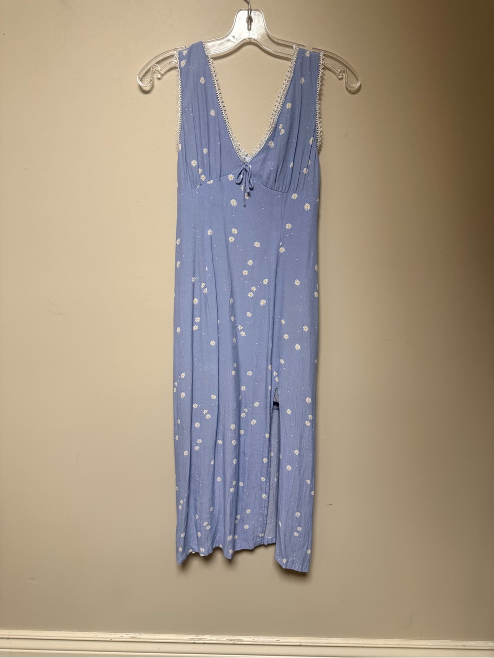 V neck blue with white daisies dress midi xs